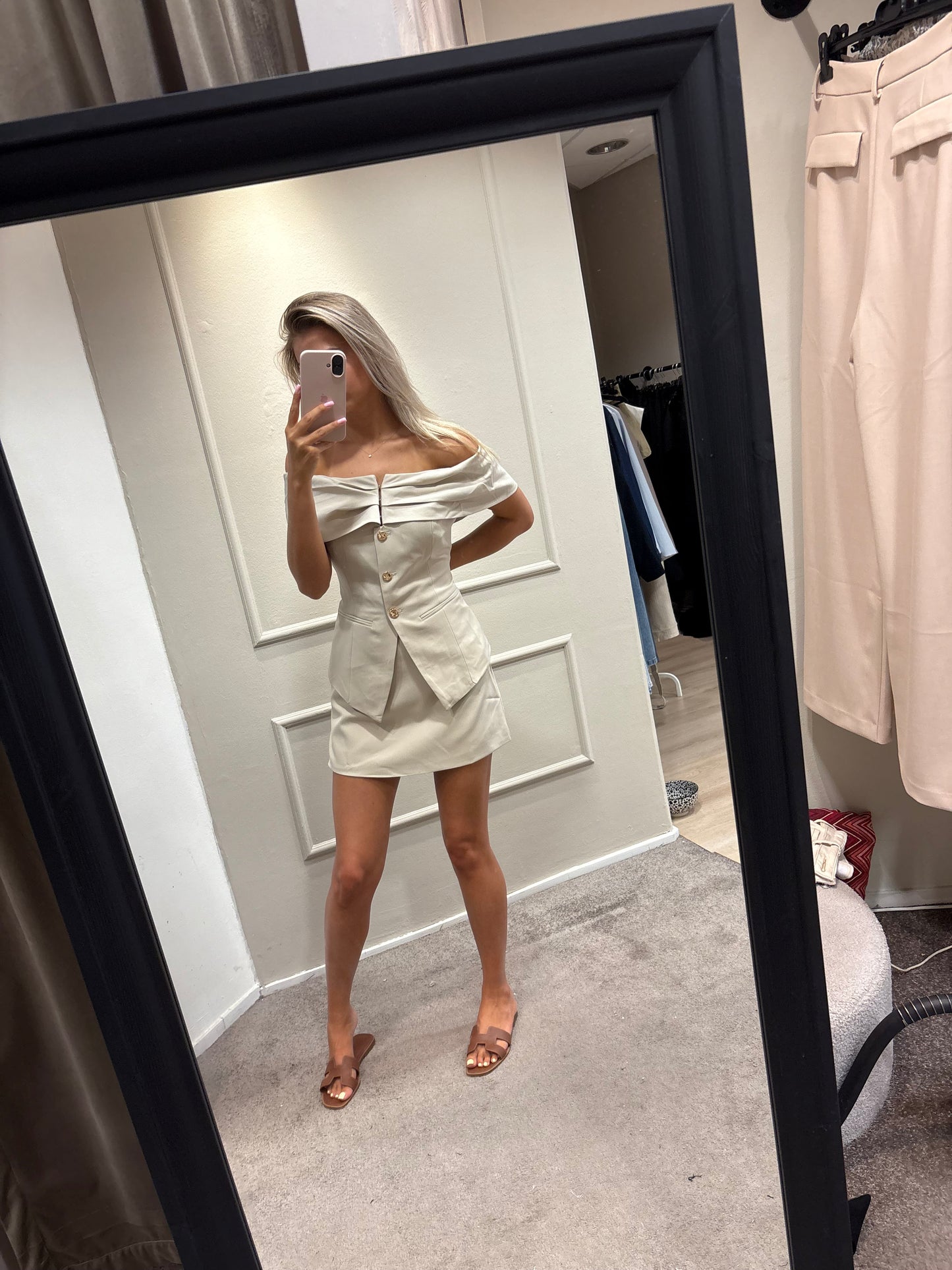 Laura set