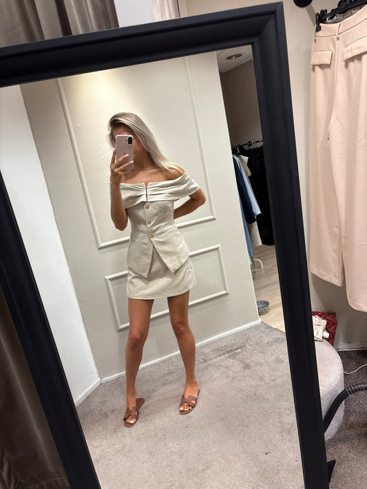 Laura set